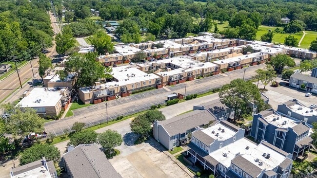 Building Photo - 2100 College Dr Rental