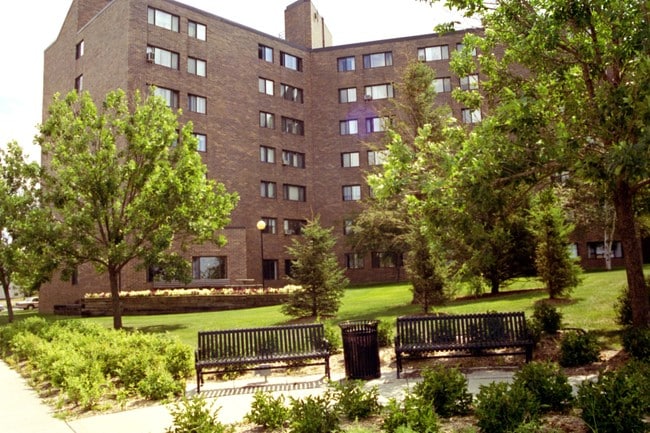 Larson Commons - Larson Commons Apartments