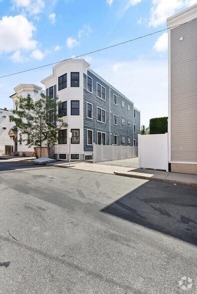 Building Photo - 701 E 2nd St Rental