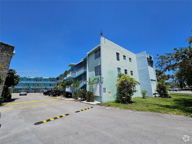 Building Photo - 1501 NE Miami Gardens Dr Rental
