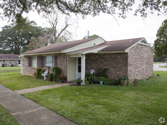 Building Photo - Village Oaks Apartments