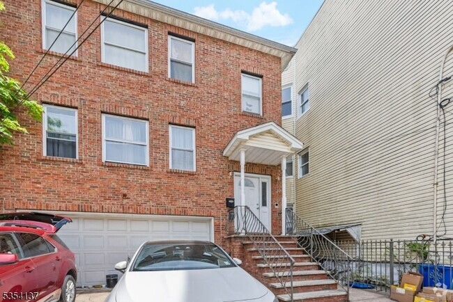 Building Photo - 448 S 13th St Rental