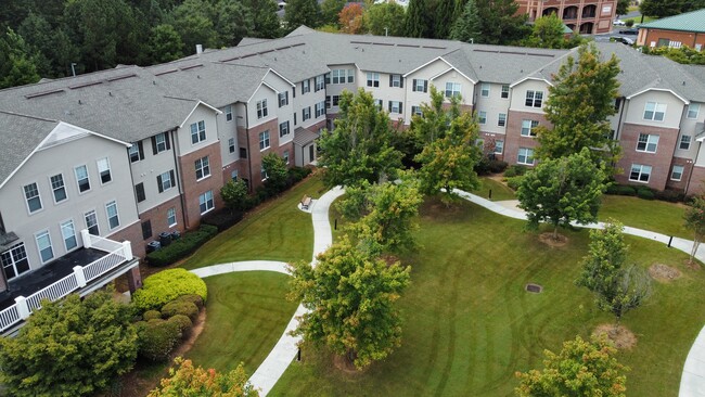 Beautiful courtyard with walking path - MainStreet on the Green Apartments