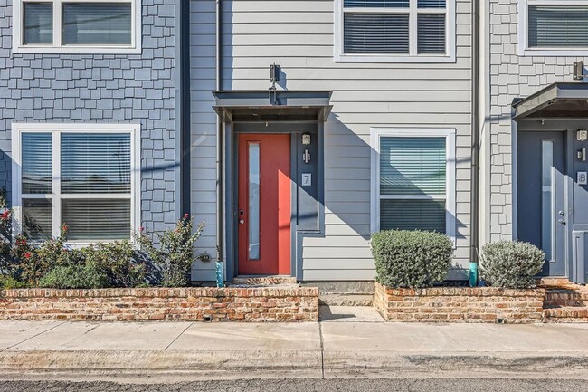 Photo - 301 E Lamar St Townhome