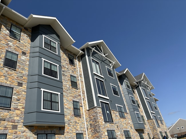Building Photo - Hill House at Beechfield Rental