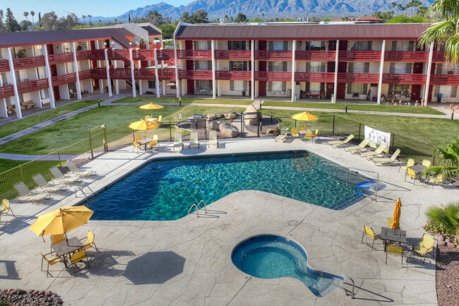 Pool & Hot Spa - The Place at Wilmot North Apartments