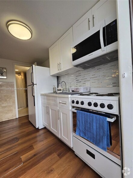 Building Photo - 5712 Hollywood Blvd Rental