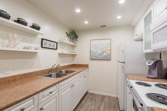 Photo - Imperial Palms Apartments