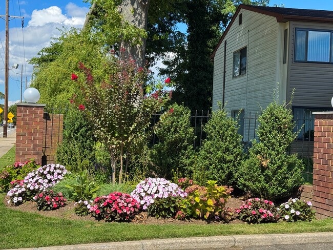 Main Entrance - Krystie Manor (55+ Community) Rental