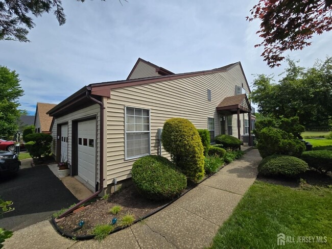 Building Photo - 8 Glastonbury Dr