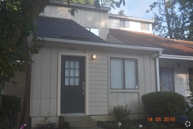 Building Photo - 1802 Falconcrest St Rental