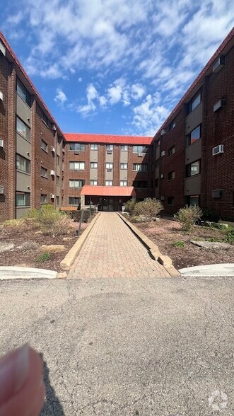 Building Photo - 2021 S Wolf Rd Rental