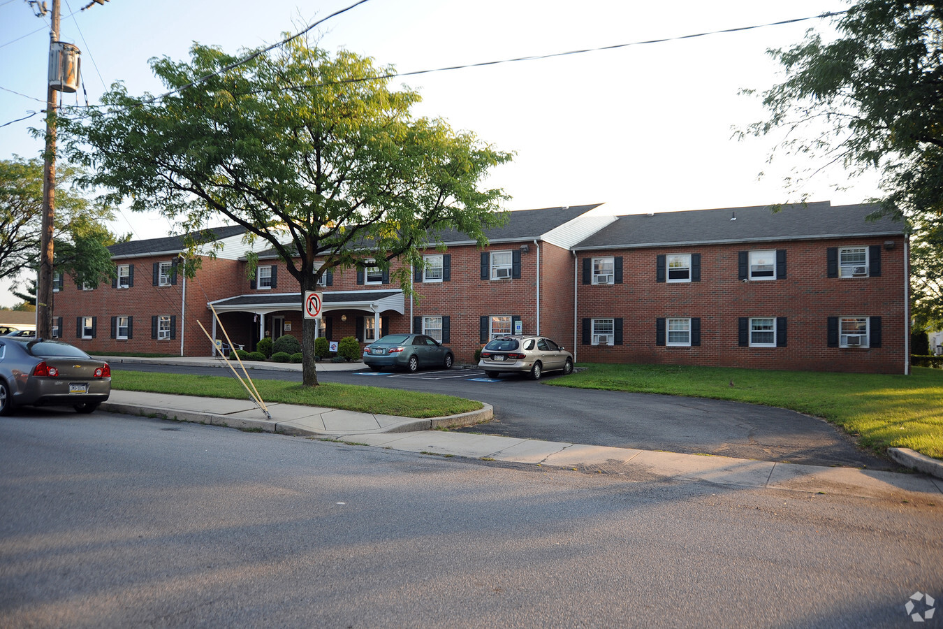 Photo - Laurel Court Apartments