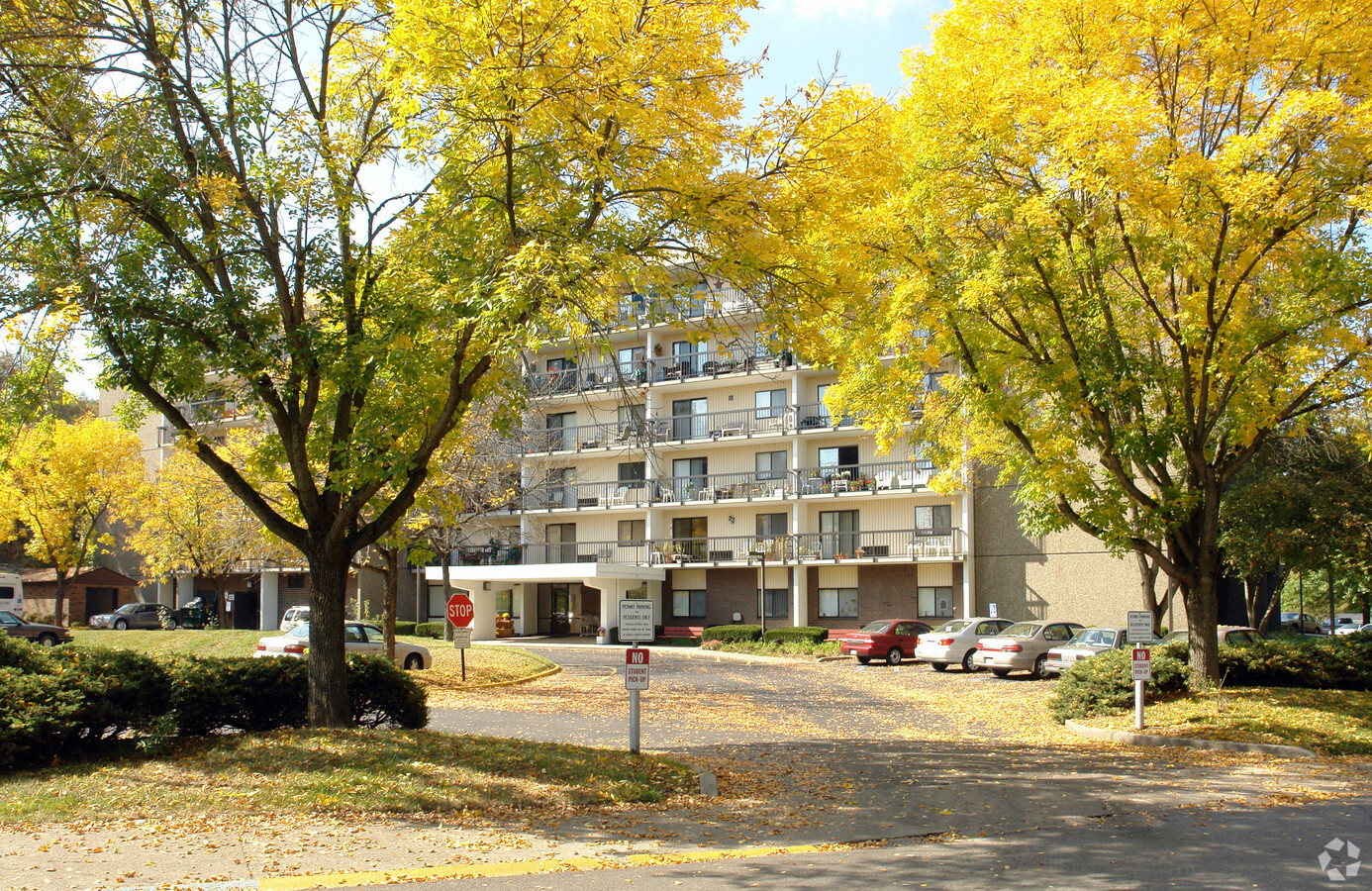 Ceredo Manor - Ceredo Manor Apartments