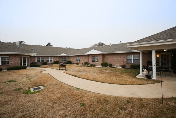 Building Exterior - Broadmoor Place Apartments