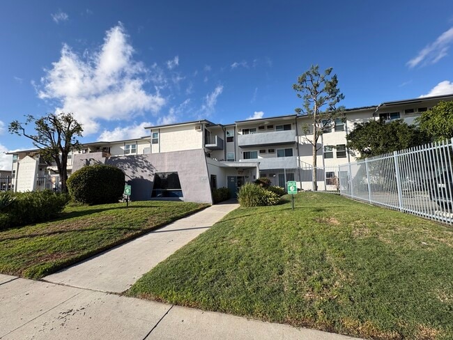 Building Photo - Reflections at Barbara Ann