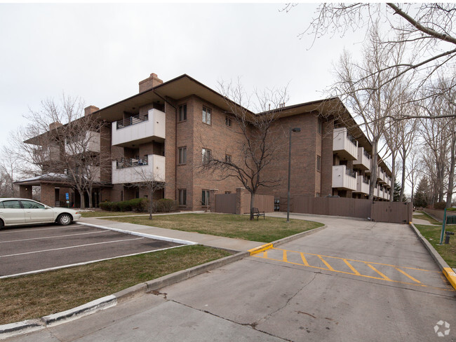 Photo - Courtyard at Lakewood Apartments