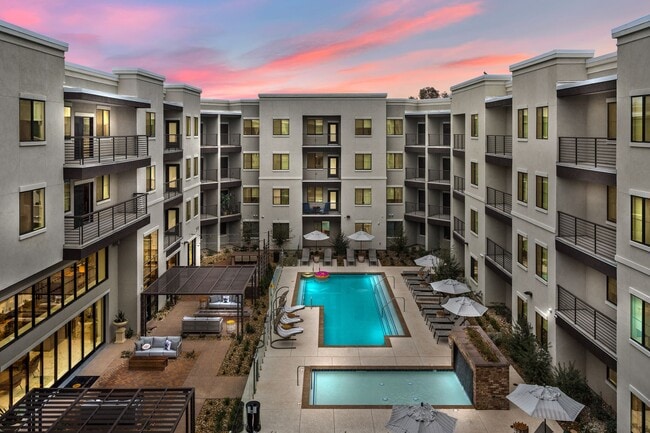 Building Photo - Onyx North Central