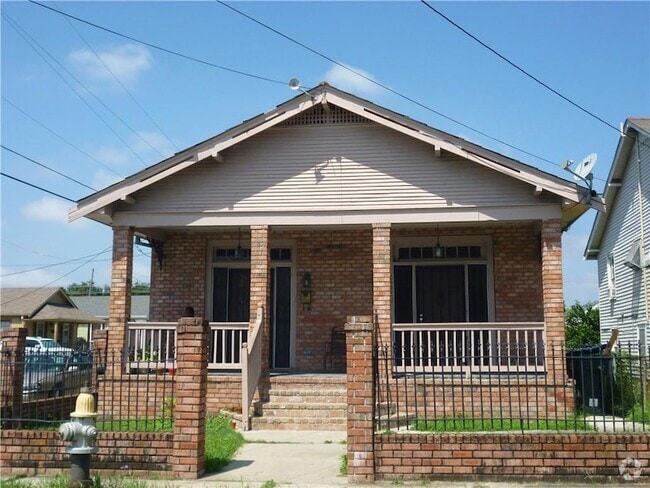 Building Photo - 2500 Monroe St Rental
