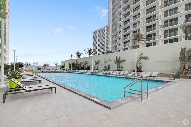 Building Photo - 1756 N Bayshore Dr Rental