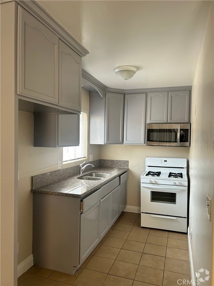 Building Photo - 626 W 59th Pl Rental