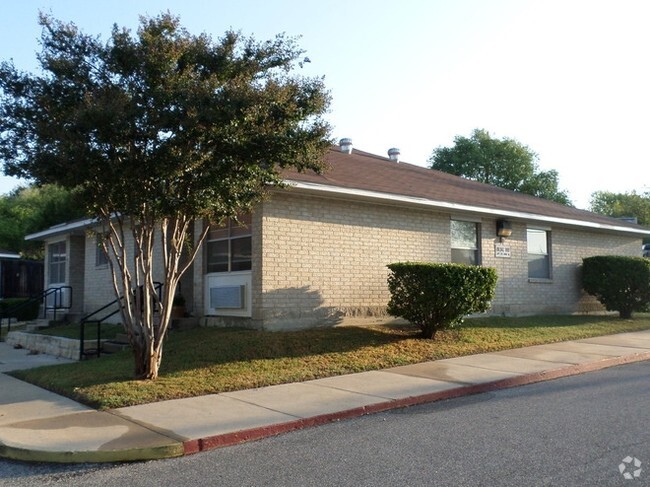 Building Photo - Kerrville Oaks Apartments