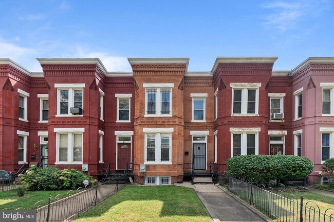 Photo - 635 K St NE Townhome