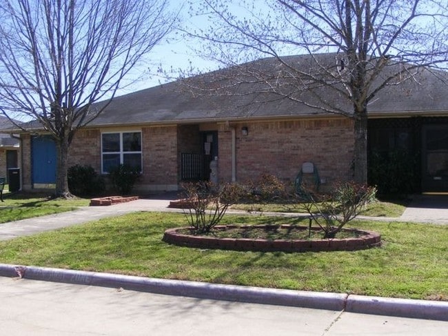 Building Photo - Buckingham Gardens Rental