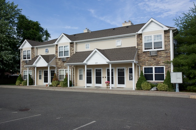 Luxury Senior Living 55+ Community - Fairfield Courtyard North At Farmingdale Apartments