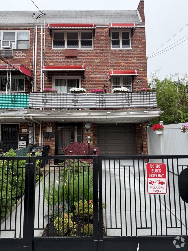 Building Photo - 42-12 77th St Rental
