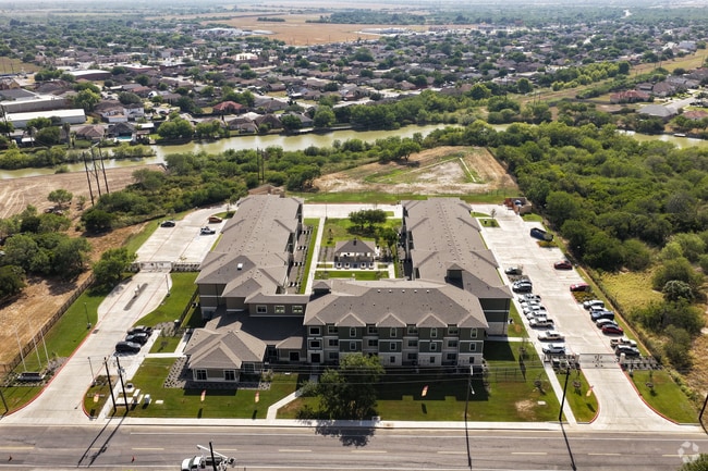 Building Photo - Legacy Del Sol