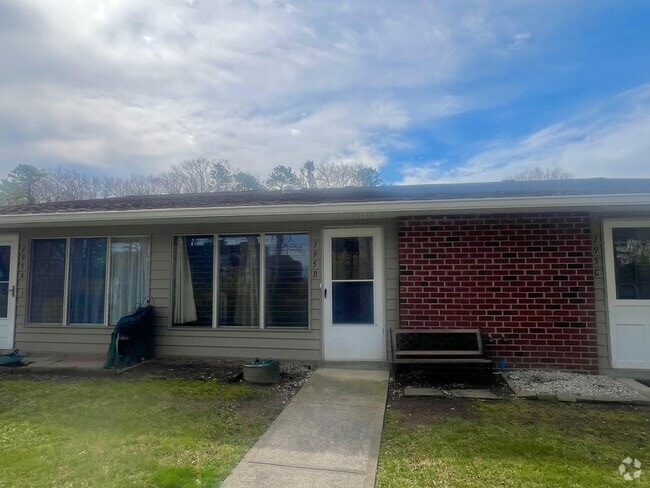 Building Photo - 195 Newcastle Ct Rental