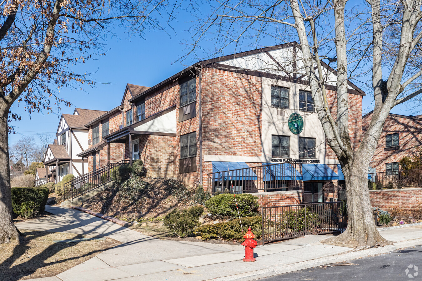 Roslyn Plaza Gardens - Roslyn Plaza Gardens Apartments