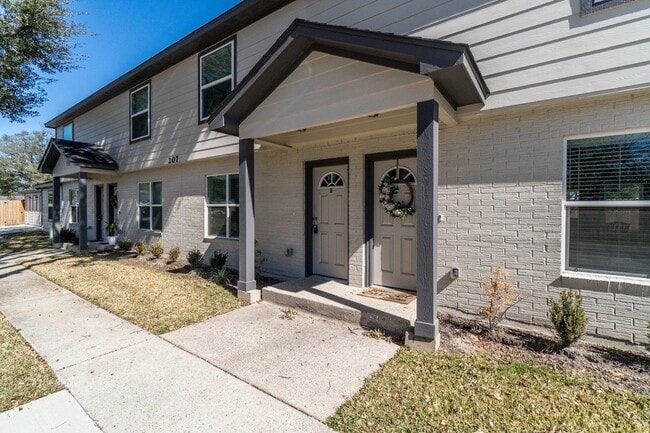 Photo - 207 N Poplar St Townhome