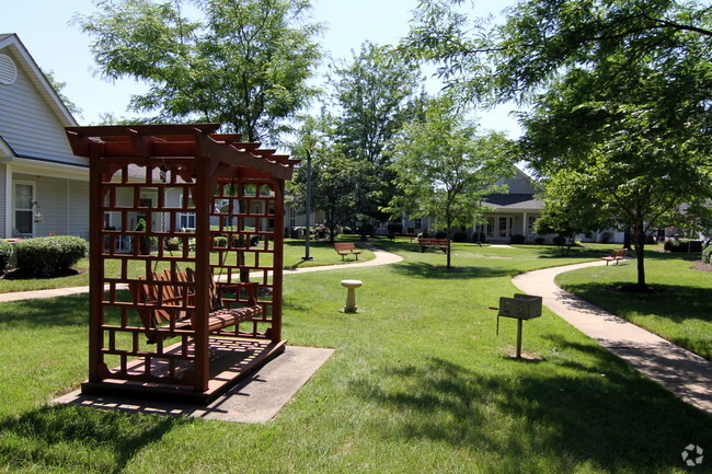 Building Photo - Briscoe Manor Apartments