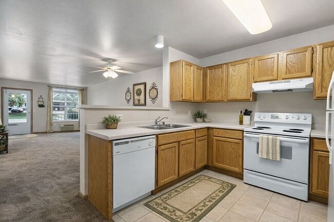 Building Photo - Lakefront Manor Apartments and Villas