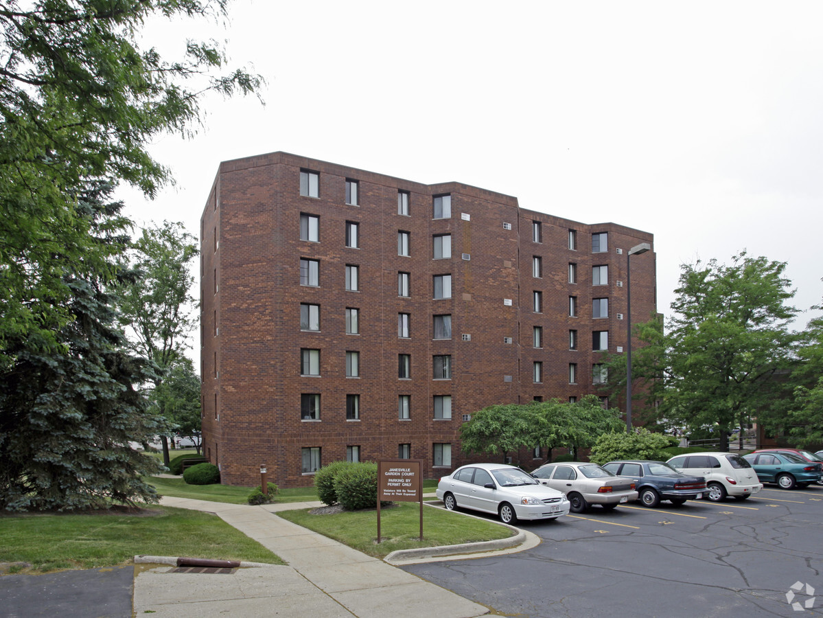 Janesville Garden Court - Janesville Garden Court Apartments