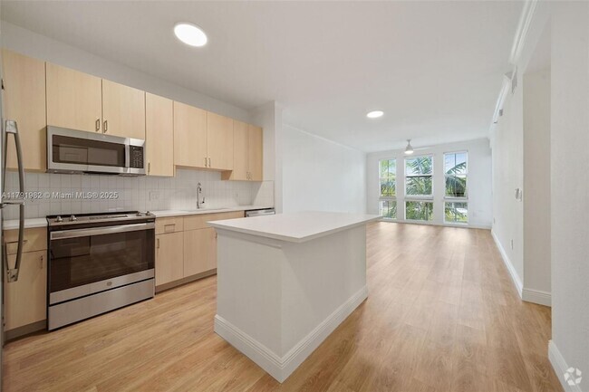 Building Photo - 10170 SW 7th St Rental