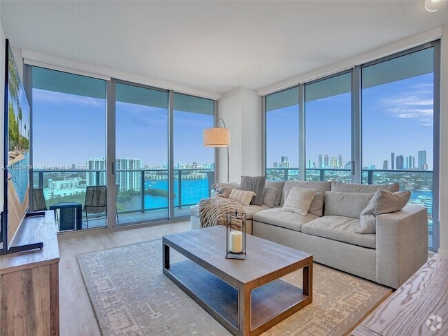 Building Photo - 16385 Biscayne Blvd Rental