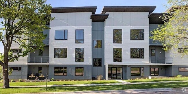 Building Photo - 5001 Prospect Ave Rental