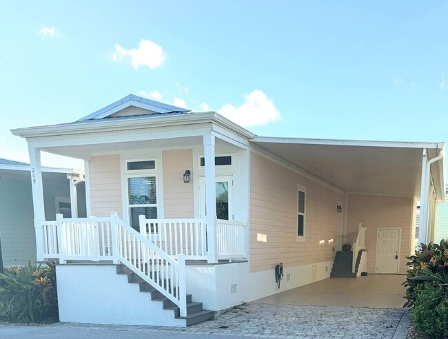 Building Photo - 209 NE Coastal Dr Rental