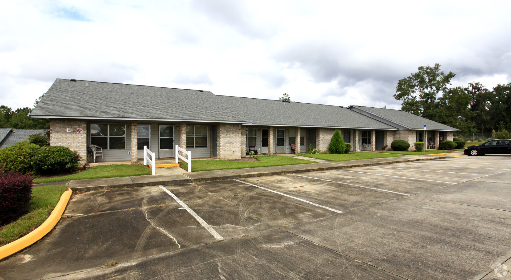 Greenwood Terrace - Greenwood Terrace Apartments