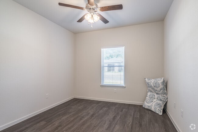 2BR, 2BA - 850SF - Livingston Pioneer Crossing Apartments