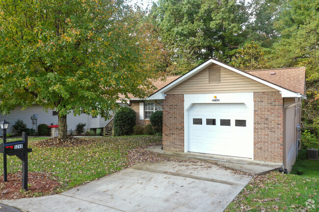 Beautiful homes with separate garages - 55+ Pacifica Senior Living Heritage Hills Apartments