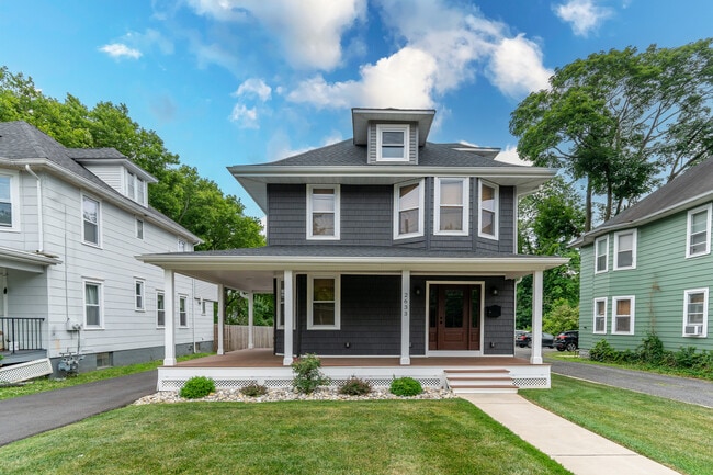Building Photo - 2633 Nottingham Way