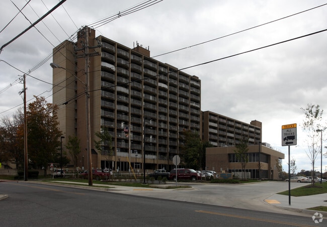 Primary Photo - Potomac Towers North Rental