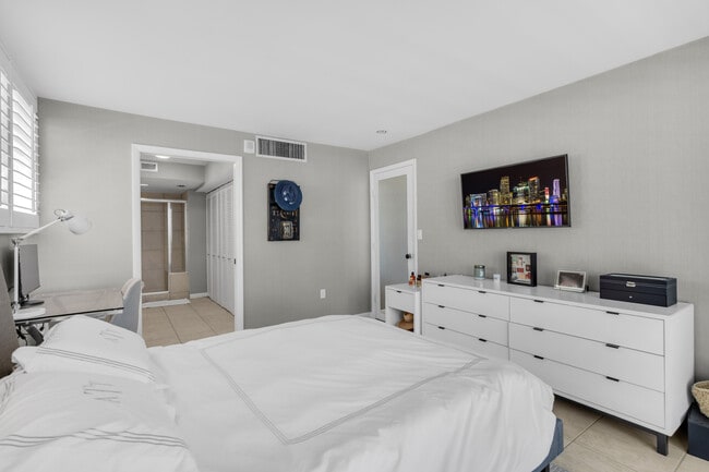 Building Photo - 1228 West Ave