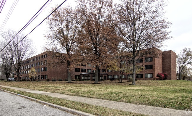 1720 Richmond Dr - Highland Court Rental