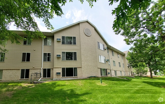 Building Photo - Oak Hills Manor - Ages 55+ Rental