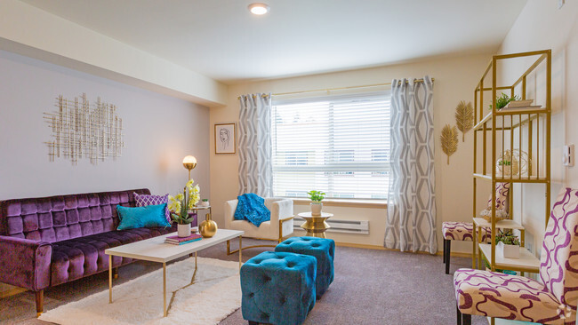 Bellevue Crossroads Living Room - Crossroads Active Senior Community Apartments